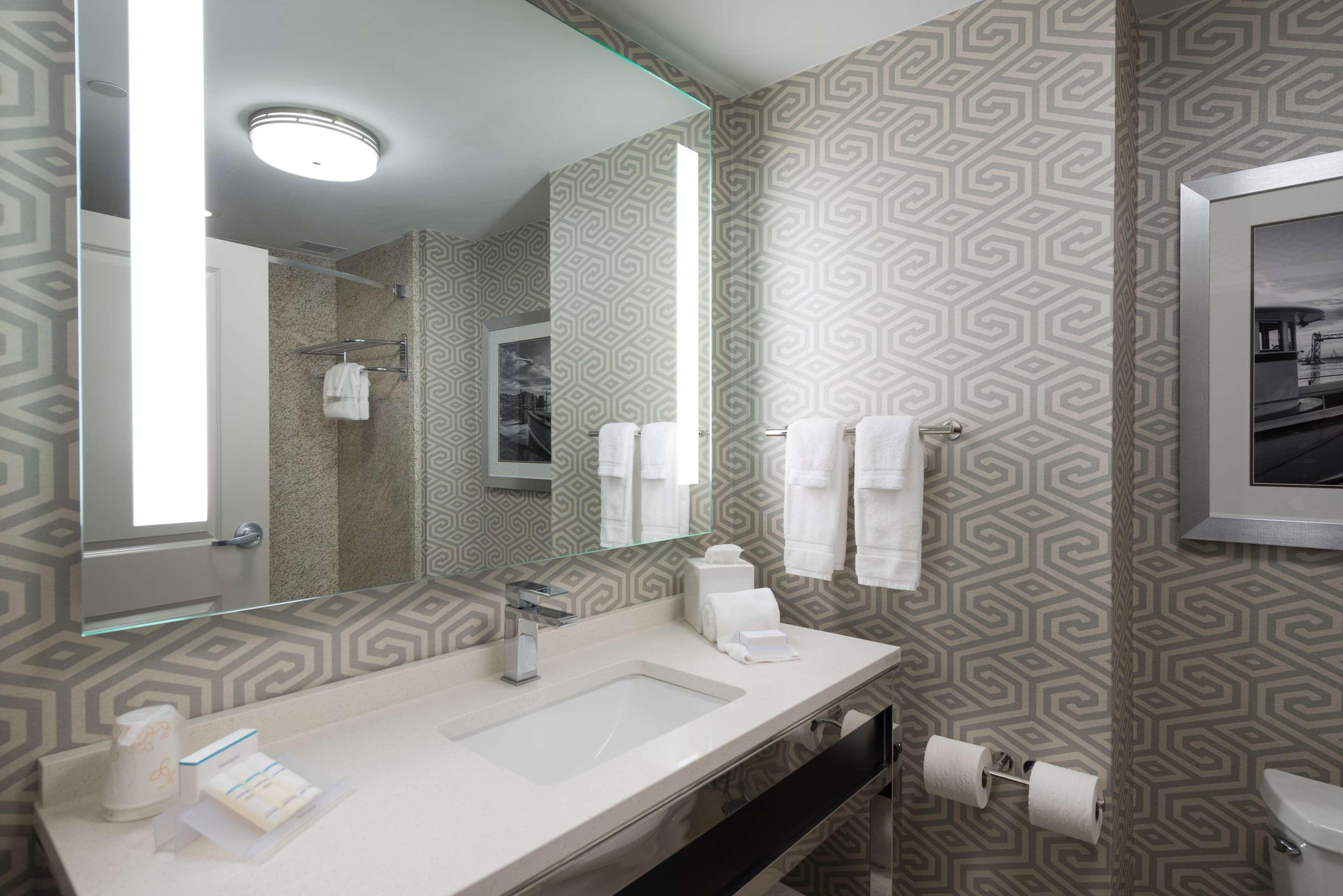Hilton Garden Inn Portsmouth Downtown Экстерьер фото